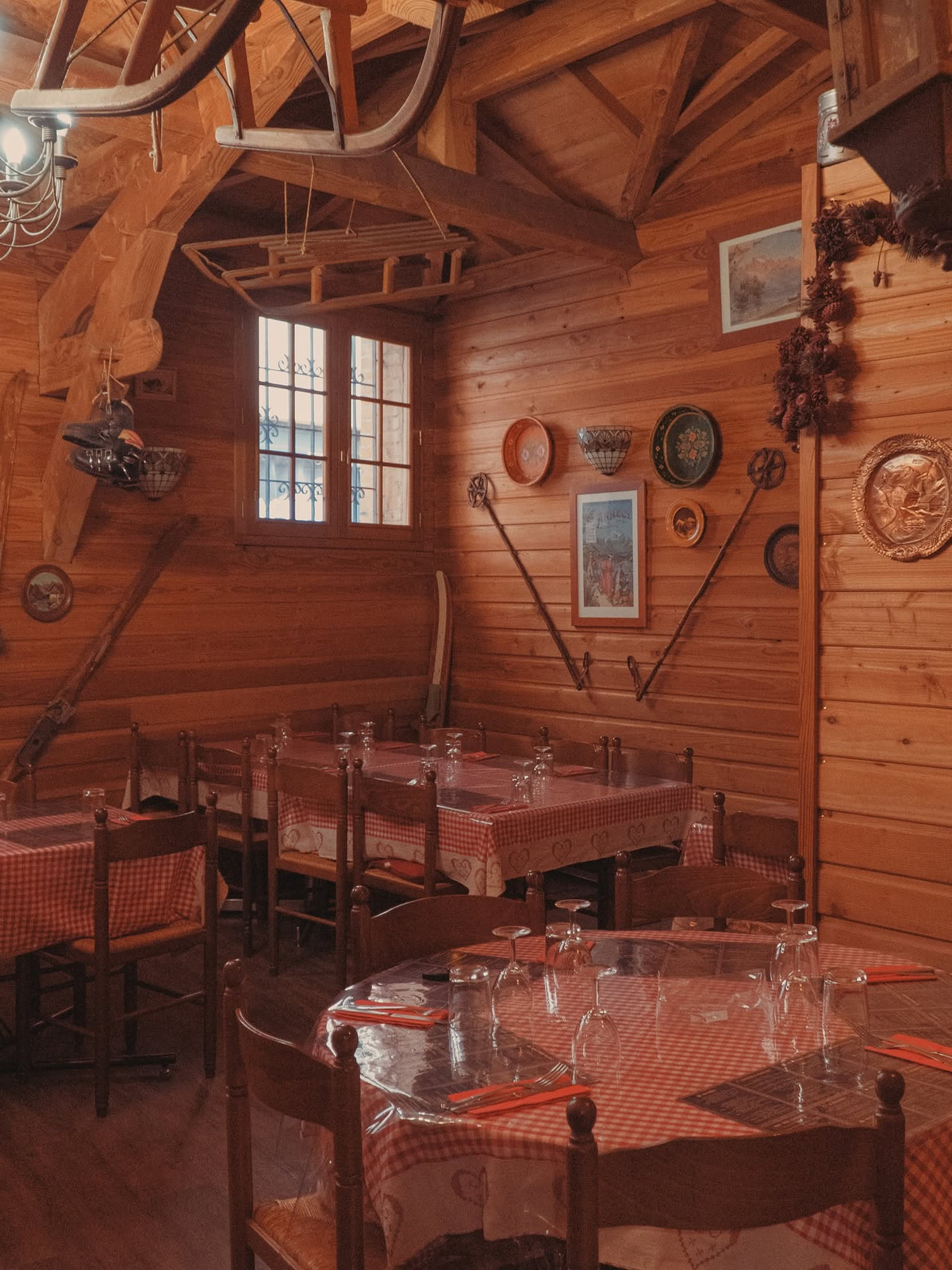 Salle boisée façon chalet de La Marmotte à Albi